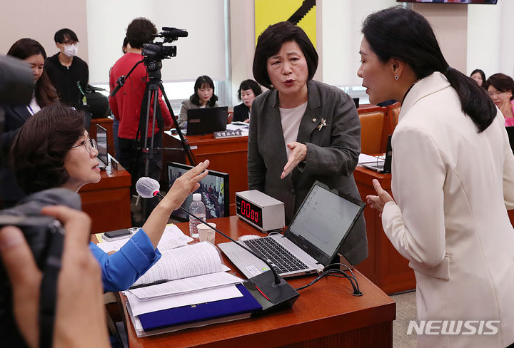 [서울=뉴시스] 이영환 기자 = 권인숙 국회 여성가족위원장이 5일 오전 서울 여의도 국회에서 열린 김행 여성가족부 장관 인사청문회에 참석해 정경희 국민의힘 간사, 신현영 더불어민주당 간사와 대화를 하고 있다. 2023.10.05. 20hwan@newsis.com