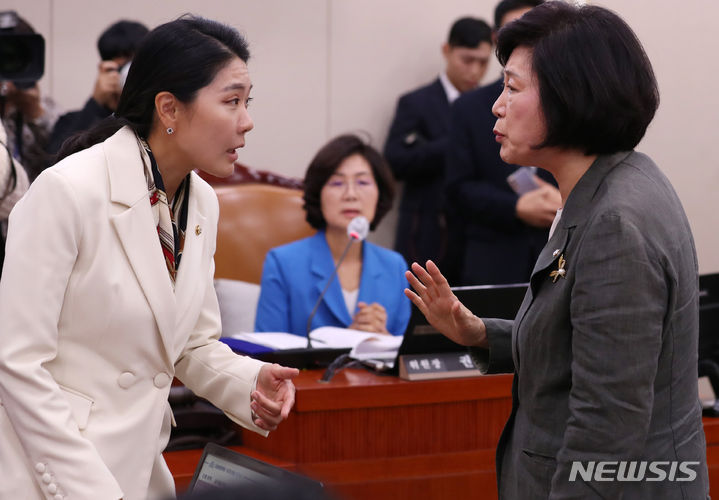 [서울=뉴시스] 이영환 기자 = 정경희 국회 여성가족위원회 국민의힘 간사와 신현영 더불어민주당 간사가 5일 오전 서울 여의도 국회에서 열린 김행 여성가족부 장관 인사청문회에 참석해  대화를 하고 있다. 2023.10.05. 20hwan@newsis.com