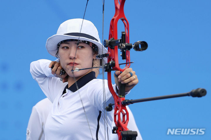 [항저우=뉴시스] 조수정 기자 = 5일 중국 항저우 푸양 인후 스포츠센터에서 열린 2022 항저우 아시안게임 양궁 여자 컴파운드 단체 준결승 소채원이 대만 선수들과 경기를 하고 있다. 결과는 대만에 패해 결승 진출 실패. 2023.10.05. chocrystal@newsis.com