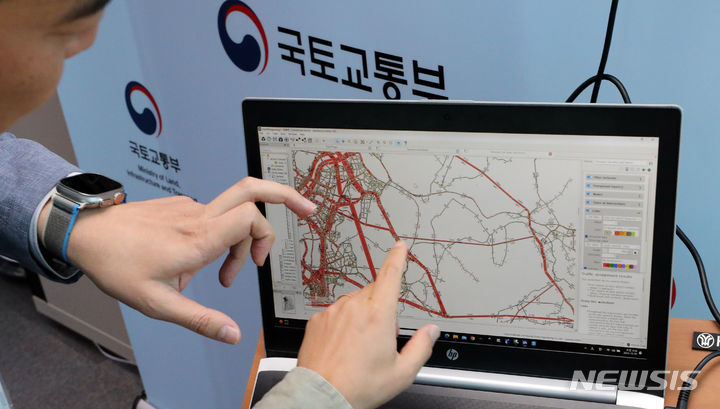 김건희 특검, '양평道 노선 변경 의혹' 용역업체 상무 소환