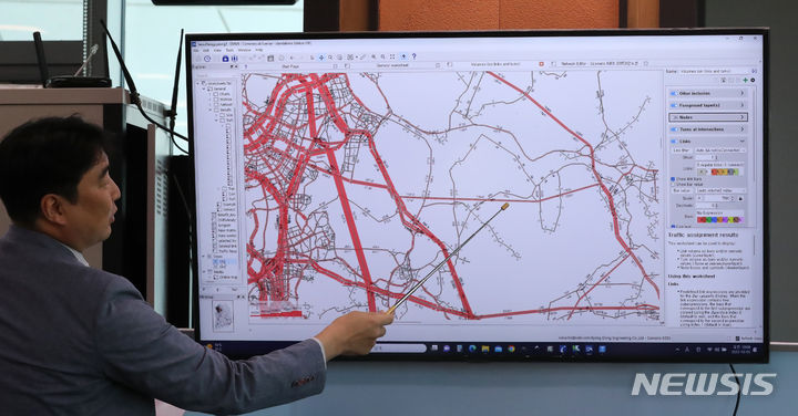 [세종=뉴시스] 박상훈 경동엔지니어링 이사가 지난해 10월5일 세종시 정부세종청사 국토교통부 기자실에서 서울-양평 고속도로 대안노선(강상면 종점)의 비용-편익(B/C) 분석 과정을 설명하고 있다. 2024.12.17. (사진=뉴시스 DB) photo@newsis.com