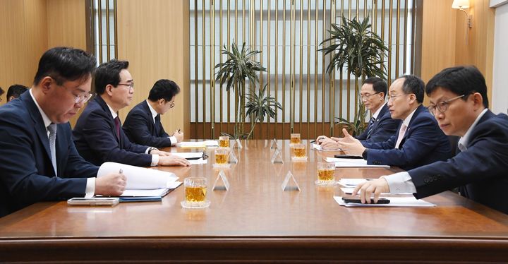 [서울=뉴시스] 추경호 부총리 겸 기획재정부 장관이 5일 세종시 정부세종청사에서 물가관계장관회의를 주재하고 있다. (사진=기획재정부 제공) 2023.10.05. photo@newsis.com *재판매 및 DB 금지