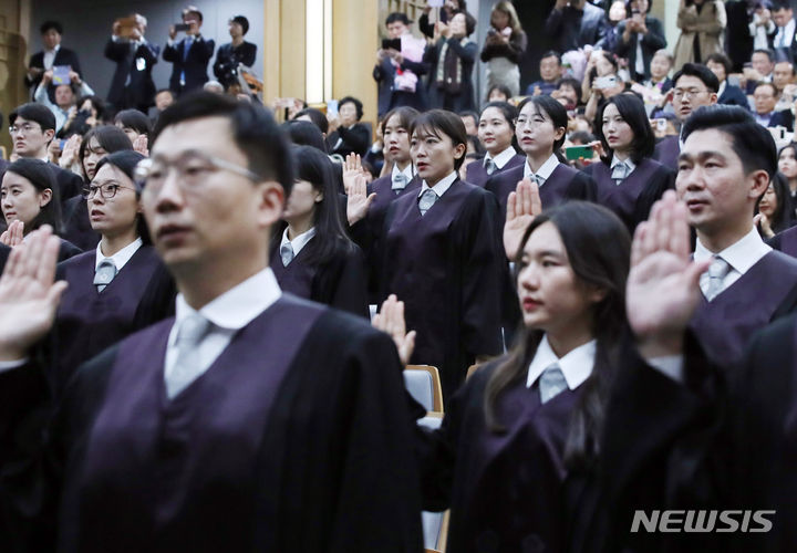 [서울=뉴시스] 김진아 기자 = 5일 오후 서울 서초구 대법원에서 열린 신임 법관 임명장 수여식에서 신임 법관들이 선서를 하고 있다. 2023.10.05. bluesoda@newsis.com