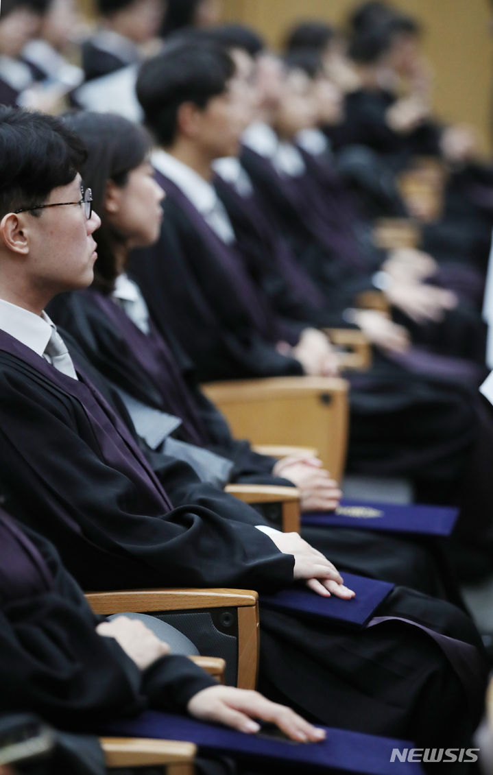 [서울=뉴시스] 김진아 기자 = 5일 오후 서울 서초구 대법원에서 열린 신임 법관 임명장 수여식에서 신임 법관이 임명장에 손을 올려두고 있다. 2023.10.05. bluesoda@newsis.com