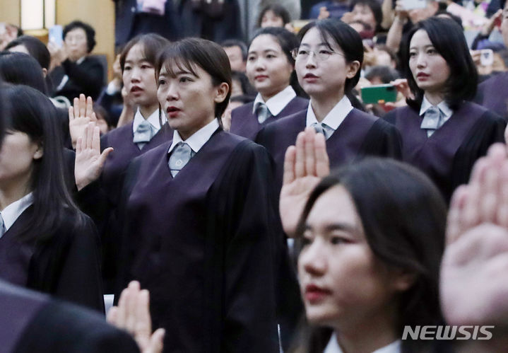 [서울=뉴시스] 김진아 기자 = 5일 오후 서울 서초구 대법원에서 열린 신임 법관 임명장 수여식에서 신임 법관들이 선서를 하고 있다. 2023.10.05. bluesoda@newsis.com