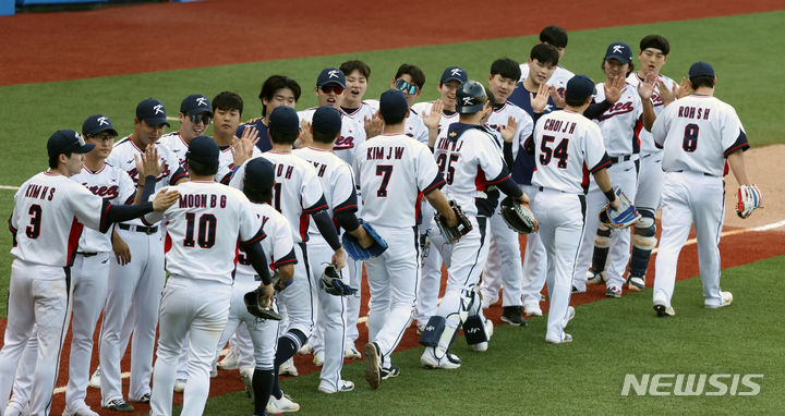 [샤오싱=뉴시스] 고승민 기자 = 5일 중국 샤오싱 야구-소프트볼 스포츠센터 야구장에서 열린 2022 항저우 아시안게임 야구 슈퍼라운드 한국 대 일본 경기, 일본을 2대0으로 꺽은 한국 선수들이 자축하고 있다. 2023.10.05. kkssmm99@newsis.com