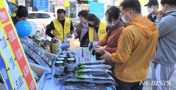 [광주=뉴시스] 전남도는 수협중앙회 전남본부와 공동으로 5~7일까지 3일간 광주 충장축제 행사장에서 '제6회 어식백세 전남 수산물 직거래 장터'를 운영한다. (사진=전남도 제공) 2023.10.05. photo@newsis.com *재판매 및 DB 금지