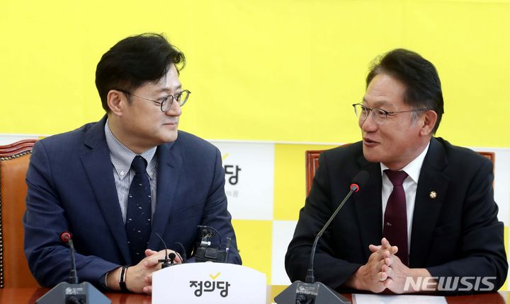 [서울=뉴시스] 조성봉 기자 = 배진교 정의당 원내대표가 5일 오후 서울 여의도 국회에서 홍익표 더불어민주당 신임 원내대표의 예방을 받고 인사말을 하고 있다. 2023.10.05. suncho21@newsis.com