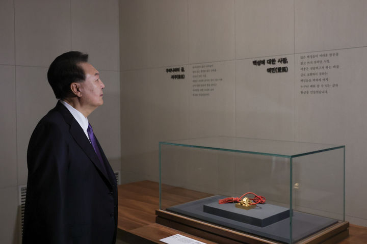 [서울=뉴시스] 윤석열 대통령이 5일 서울 용산구 국립한글박물관을 방문해 '훈민정음, 천년의 문자 계획' 상설 전시를 관람하고 있다. (사진=대통령실 제공) 2023.10.05. photo@newsis.com *재판매 및 DB 금지