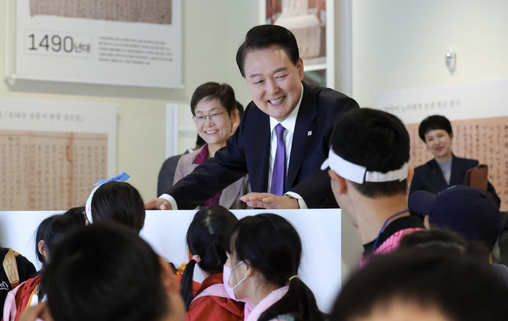 [서울=뉴시스] 윤석열 대통령이 5일 서울 용산구 국립한글박물관을 방문해 아이들과 대화하고 있다. (사진=대통령실 제공) 2023.10.05. photo@newsis.com *재판매 및 DB 금지