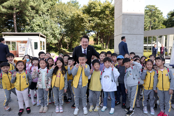 [서울=뉴시스] 윤석열 대통령이 5일 서울 용산구 국립한글박물관을 방문해 어린이집 아이들과 기념촬영하고 있다. (사진=대통령실 제공) 2023.10.05. photo@newsis.com *재판매 및 DB 금지