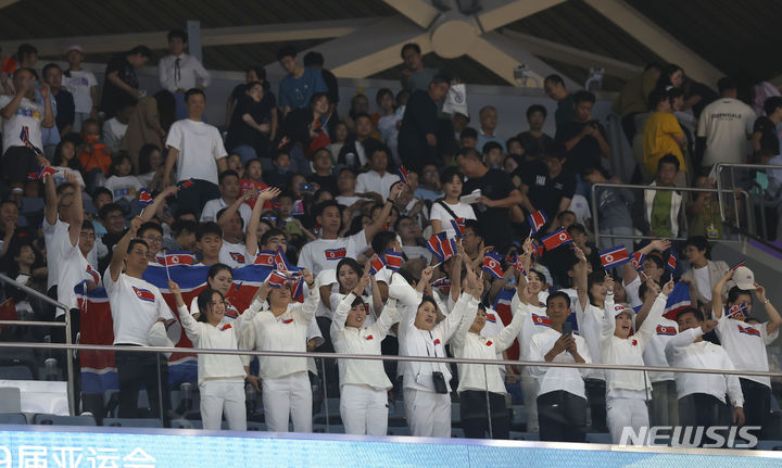 [항저우=뉴시스] 정병혁 기자 = 5일 중국 항저우 올림픽 스포츠센터 농구장에서 열린 2022 항저우 아시안게임 여자농구 동메달결정전 한국 대 북한의 경기에 앞서 북한 응원단이 응원을 하고 있다. 2023.10.05. jhope@newsis.com