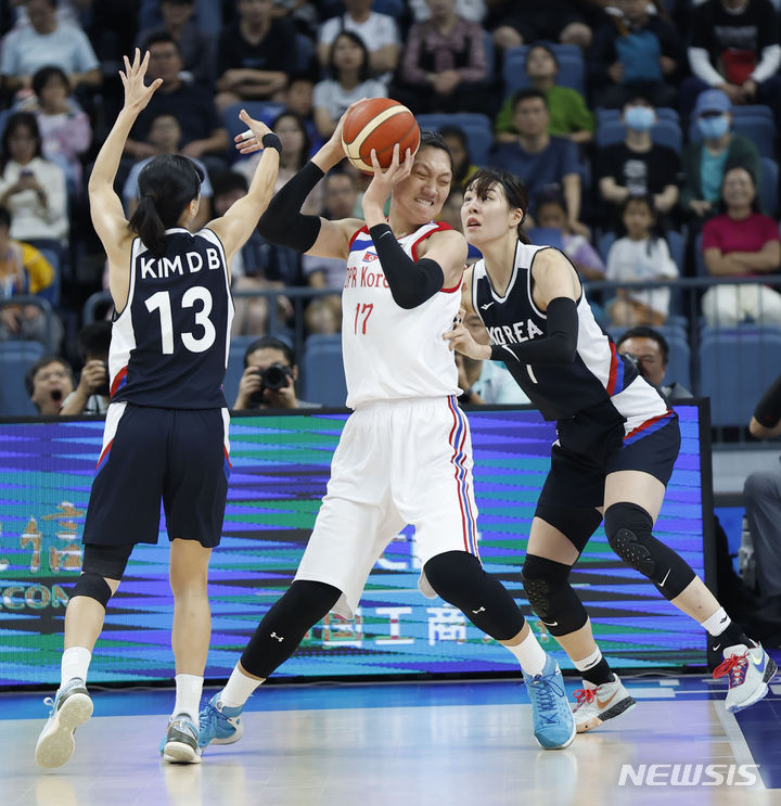 [항저우=뉴시스] 정병혁 기자 = 5일 중국 항저우 올림픽 스포츠센터 농구장에서 열린 2022 항저우 아시안게임 여자농구 동메달결정전 한국 대 북한의 경기, 북한 박진아가 박지수, 김단비와 몸싸움을 하고 있다. 2023.10.05. jhope@newsis.com