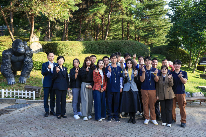 [서울=뉴시스] 윤석열 대통령 부인 김건희 여사가 5일 충청북도 청주동물원을 방문해 직원들과 기념촬영하고 있다. (사진=대통령실 제공) 2023.10.05. photo@newsis.com *재판매 및 DB 금지