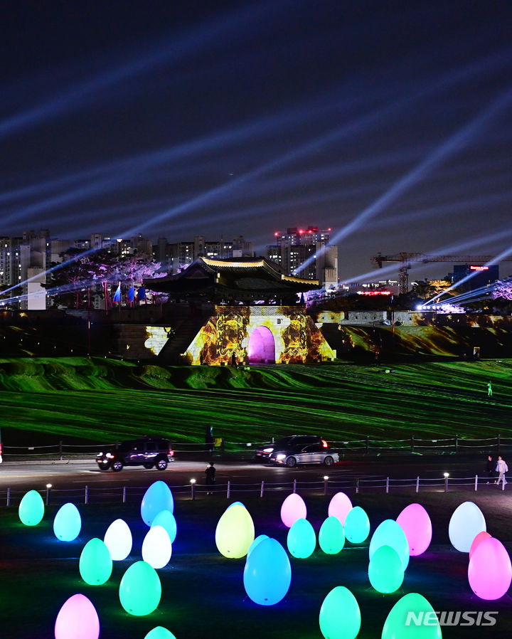 [수원=뉴시스] 김종택기자 = 세계문화유산 수원화성의 야경을 화려하게 수놓을 '2023 수원화성 미디어아트쇼'가 6일부터 다음 달 4일까지 수원화성 창룡문 일대에서 열린다. 이번 미디어아트쇼는 조선후기 왕권 강화와 개혁정치를 위해 노력했던 정조의 꿈과 의지인 '만천명월'이 230여년이 지난 현재 빛이 돼 수원화성의 가을밤을 비추는 미디어아트로 재탄생했다. 사진은 5일 오후 경기도 수원시 팔달구 창룡문에서 펼쳐진 미디어아트쇼 리허설 모습. 2023.10.05. jtk@newsis.com