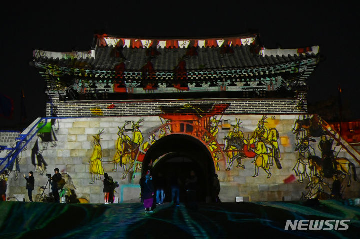 [수원=뉴시스] 김종택기자 = 세계문화유산 수원화성의 야경을 화려하게 수놓을 '2023 수원화성 미디어아트쇼'가 6일부터 다음 달 4일까지 수원화성 창룡문 일대에서 열린다. 이번 미디어아트쇼는 조선후기 왕권 강화와 개혁정치를 위해 노력했던 정조의 꿈과 의지인 '만천명월'이 230여년이 지난 현재 빛이 돼 수원화성의 가을밤을 비추는 미디어아트로 재탄생했다. 사진은 5일 오후 경기도 수원시 팔달구 창룡문에서 펼쳐진 미디어아트쇼 리허설 모습. 2023.10.05. jtk@newsis.com