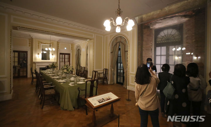 [서울=뉴시스] 김선웅 기자 = 5일 서울 중구 덕수궁 석조전에서 열린 '밤의 석조전' 사전행사에서 전문 해설사가 대식당에 대한 내용을 설명하고 있다. 2023.10.05. mangusta@newsis.com