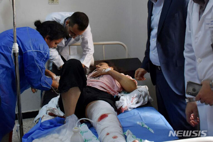 [홈스=AP/뉴시스] 시리아 국영 통신 사나(SANA)가 제공한 사진에 2023년 10월5일 홈스에 있는 육군사관학교 졸업식장을 강타한 드론 공격으로 부상한 여성이 병원에서 치료받고 있다.   이 공격으로 최소 80명이 숨지고 240명이 다쳤으며 이번 공격의 배후는 밝혀지지 않았다고 밝혔다.  2024.01.01. 