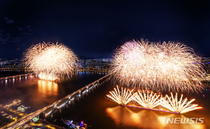 [서울=뉴시스] 2022년 서울세계불꽃축제에서 선보인 ㈜한화의 불꽃(사진=한화 제공)