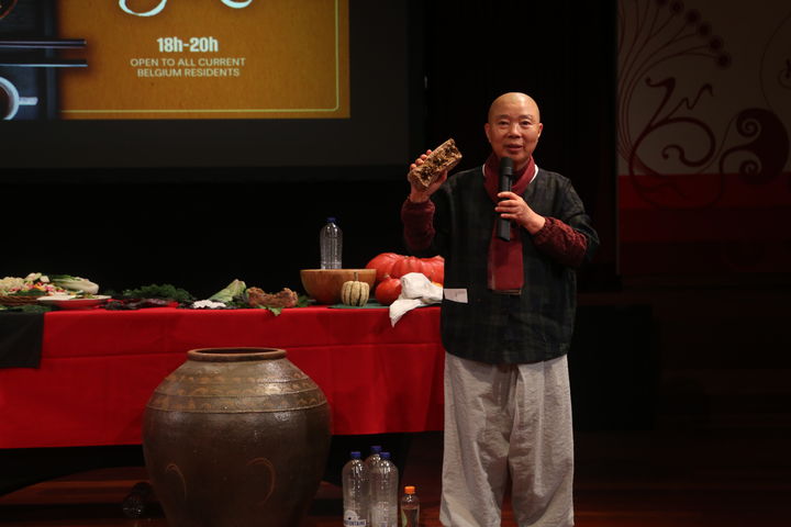 장담그기 방법을 설명하는 정관스님주. 사진=벨기에유럽연합한국문화원 *재판매 및 DB 금지