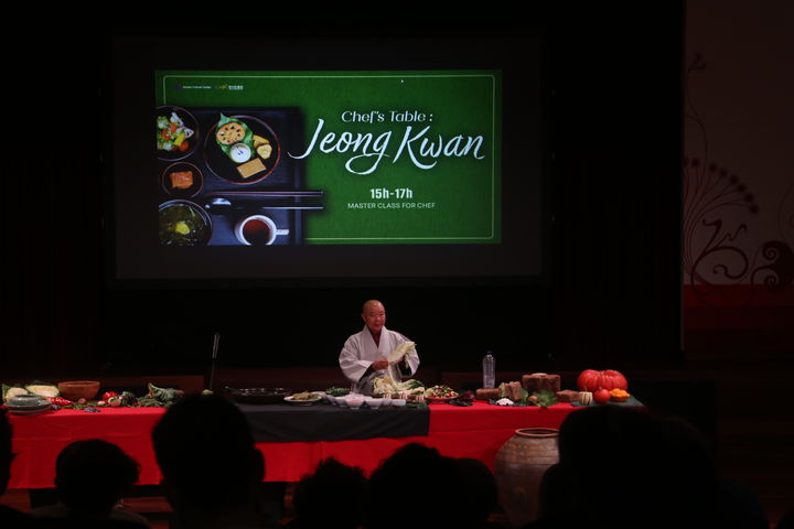 김치를 만드는 법을 소개하는 정관스님. 사진=주벨기에유럽연합한국문화원 *재판매 및 DB 금지