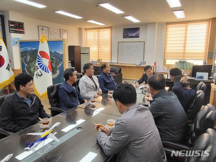 [창원=뉴시스]홍정명 기자=경상남도의회 의원연구단체 경남관광산업연구회 회원들이 지난 5일 경북 울릉군청을 방문해 남한권 군수와 관광을 주제로 간담회를 하고 있다.(사진=경남도의회 제공)2023.10.06. photo@newsis.com