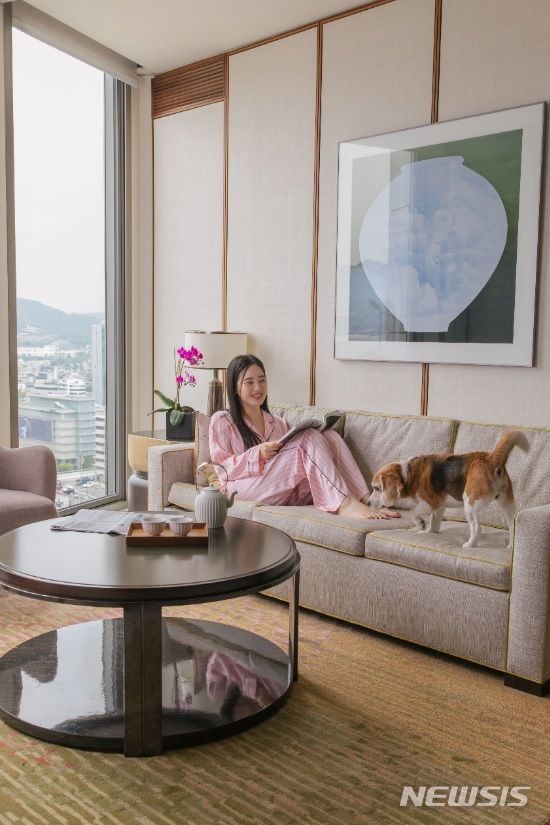 [서울=뉴시스] 포시즌스 호텔 서울 애견 동반 투숙 모습. (사진=포시즌스 호텔 제공)