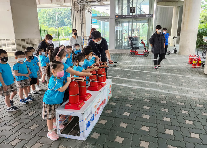 [인천=뉴시스] 김동영 기자 = 호수아이어린이집 어린이들이 6일 인천도시철도 2호선 왕길역에서 소방안전체험을 하고 있다. (사진=인천교통공사 제공) *재판매 및 DB 금지