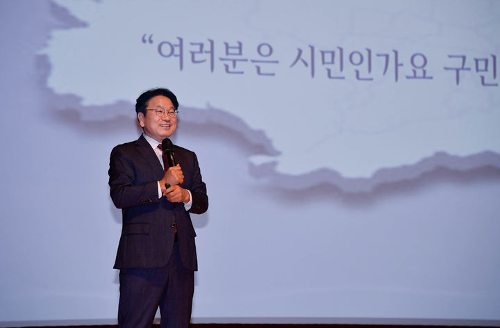 [광주=뉴시스] 강기정 광주시장이 6일 오전 시청 대회의실에서 열린 10월 정례조회에 참석, '1+5+97=광주시'에 대한 설명을 하고 있다. (사진 = 광주시 제공) *재판매 및 DB 금지