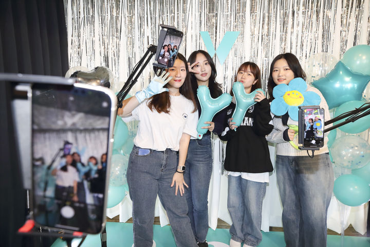 [서울=뉴시스] KT는 Y캠퍼스 대동제를 주제로 한 팝업스토어를 15일까지 서울 마포구 홍익대 인근(와우산로82)에서 운영한다고 9일 밝혔다. 운영 시간은 매일 낮 12시부터 오후 8시까지다. 사진은 애플 새 스마트폰 아이폰15로 꾸며진 '사과 사진관'에서 모델들이 사진을 찍고 있는 모습 (사진=KT 제공) *재판매 및 DB 금지