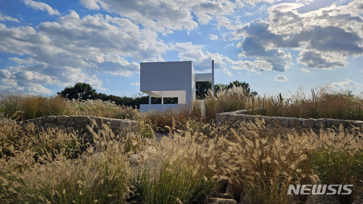 [서울=뉴시스]오세훈 서울시장이 6일 '2023 서울정원박람회'를 찾아 공모전에서 수상한 22개팀에 상장을 수여했다. 자연과의 조우 작품. (사진=서울시 제공). 2023.10.06. photo@newsis.com