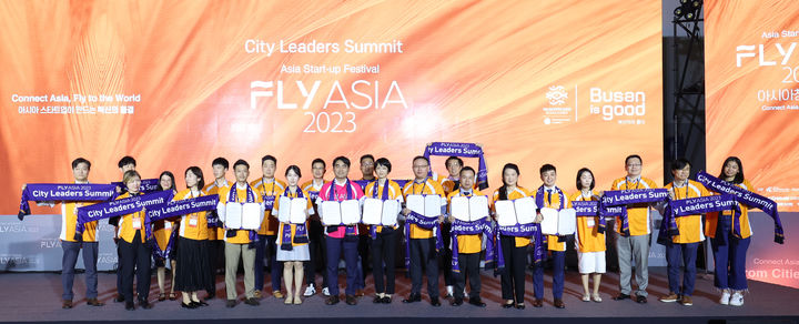 [부산=뉴시스] 부산 해운대구 벡스코에서 열린 아시아 창업 엑스포 'FLY ASIA 2023' 중 시티 리더스 서밋 행사에서 참석자들이 기념 촬영을 하고 있다. (사진=부산TP 제공) *재판매 및 DB 금지