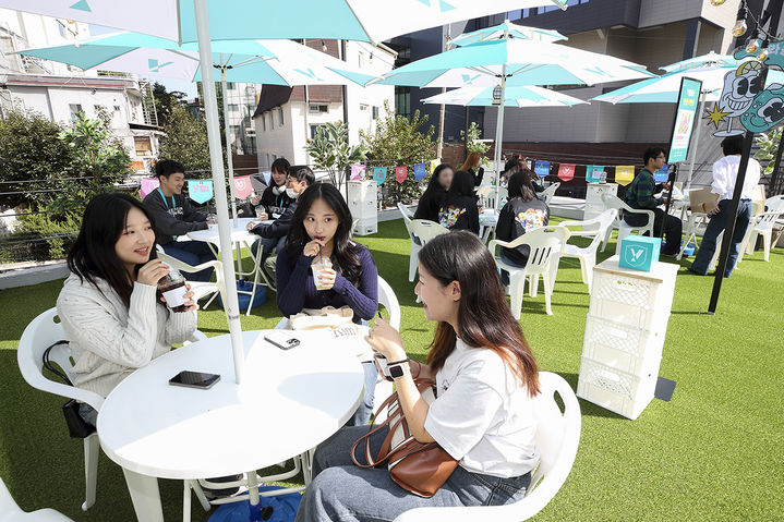 [서울=뉴시스] KT는 Y캠퍼스 대동제를 주제로 한 팝업스토어를 15일까지 서울 마포구 홍익대 인근(와우산로82)에서 운영한다고 9일 밝혔다. 사진은 팝업스토어 2층에 마련된 테라스. 이곳에서 논알콜 음료를 즐길 수 있다. (사진=KT 제공) *재판매 및 DB 금지