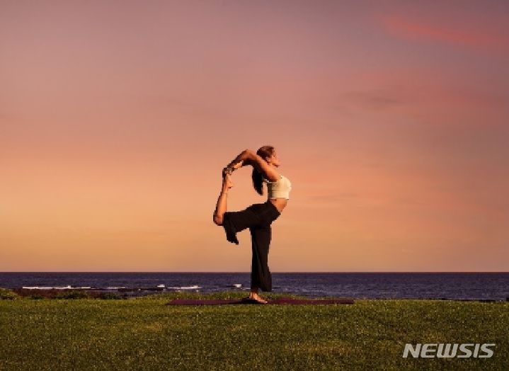 [서울=뉴시스] 해비치호텔 선셋 요가 클래스. (사진=해비치호텔 제공)