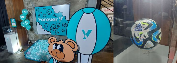 [서울=뉴시스] [서울=뉴시스] 윤정민 기자 = KT 'Y캠퍼스 대동제' 팝업스토어에 마련된 포토존과 축구선수 이강인 사인이 적힌 축구공(오른쪽). 이벤트에 참여한 방문자 중 추첨을 통해 이 축구공을 준다. 2023.10.09. alpaca@newsis.com *재판매 및 DB 금지
