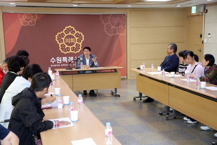 [수원=뉴시스] 김기정 경기 수원시의회 의장이 6일 의회 브리핑실에서 발달장애인 정책 발굴을 위한 간담회를 열고 있다. (사진=수원시의회 제공) 2023.10.06. photo@newsis.com *재판매 및 DB 금지