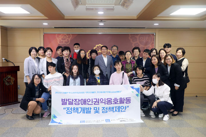 [수원=뉴시스] 김기정 경기 수원시의회 의장이 6일 의회 브리핑실에서 열린 발달장애인 정책 발굴을 위한 간담회에서 참석한 문화예술단체 단원들과 기념사진을 찍고 있다. (사진=수원시의회 제공) 2023.10.06. photo@newsis.com *재판매 및 DB 금지