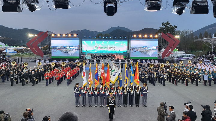 6일 계룡대 비상활주로에서 열린 계룡군문화축제 및 지상군페스티벌 개막식에서 육해공 군악의장대대가 사열하고있다. 2023. 10. 06 kshoon0663@newsis.com *재판매 및 DB 금지