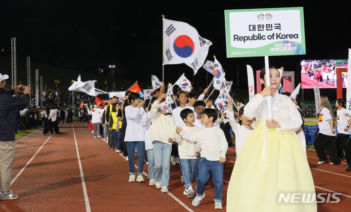 [남원=뉴시스] 김종효 기자 = 6일 개막한 '2023 남원 세계드론제전 - FAI 국제 드론레이싱 챔피언십'에 참가한 34개국 중 개최국인 대한민국 선수단이 입장하고 있다. 2023.10.06. kjh6685@newsis.com 