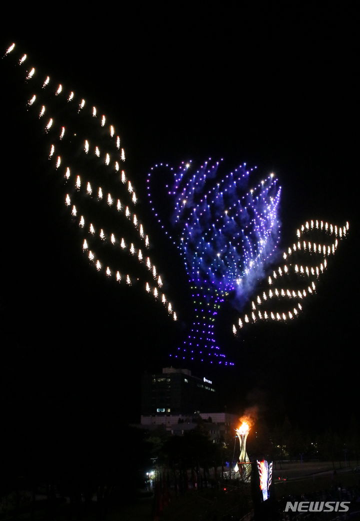 [남원=뉴시스] 김종효 기자 = 6일 개막한 '2023 남원 세계드론제전' 개회식, 성화점화와 동시에 700대의 드론들이 ‘FAI 국제 드론레이싱 챔피언십’의 트로피를 그려내고 있다. 2023.10.06. kjh6685@newsis.com 