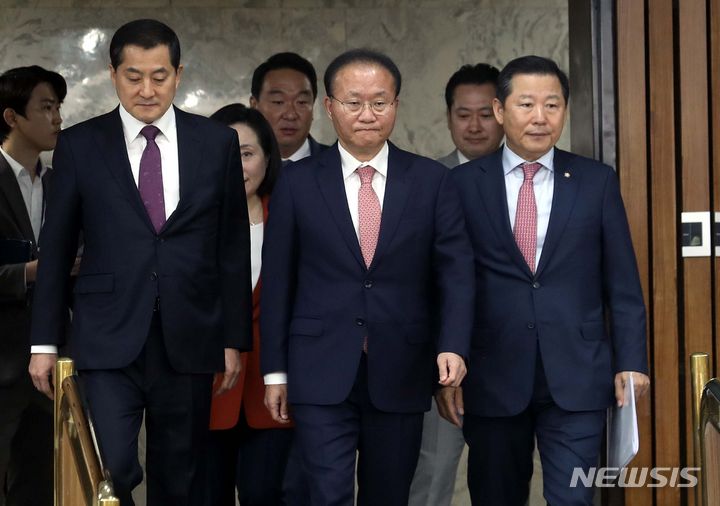 [서울=뉴시스] 조성봉 기자 = 윤재옥 국민의힘 원내대표가 6일 오전 서울 여의도 국회에서 열린 국정감사대책회의에 참석하고 있다. 2023.10.06. suncho21@newsis.com