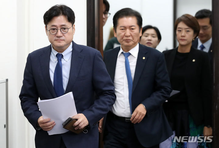[서울=뉴시스] 이영환 기자 = 홍익표 더불어민주당 원내대표와 정청래, 고민정 최고위원 등이 6일 오전 서울 여의도 국회에서 열린 최고위원회의에 참석하고 있다. 2023.10.06. 20hwan@newsis.com