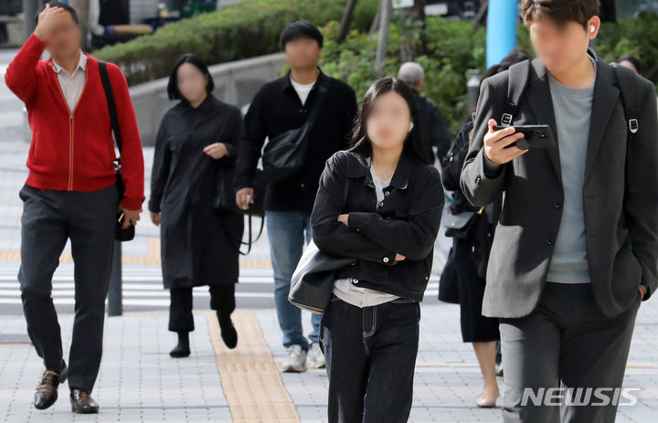 [서울=뉴시스] 조성우 기자 = 쌀쌀한 날씨를 보인 지난 6일 오전 서울 중구 거리에서 외투를 입은 시민들이 이동하고 있다. 2023.10.06. xconfind@newsis.com