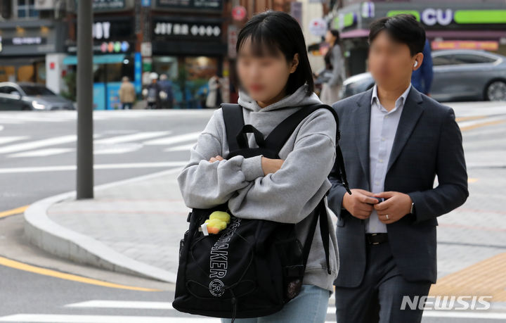 [서울=뉴시스] 조성우 기자 = 6일에 달하는 추석 연휴 직후 또다시 찾아온 사흘간의 한글날 연휴에 시민들은 함박웃음을 지었다. 그러나 고물가로 가벼워진 주머니에 한숨을 내쉬며 오히려 휴일 근무를 자원하는 2030 세대도 있었다.  사진은 쌀쌀한 날씨를 보인 지난  6일 오전 서울 중구 거리에서 긴소매 옷을 입은 시민이 이동하는 모습. 사진은 기사 내용과 직접적인 연관 없음. 2023.10.06. xconfind@newsis.com