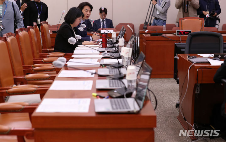 여당 의원과 김행 후보자가 없는 인사청문회.  [서울=뉴시스] 이영환 기자 = 한준호 더불어민주당 의원이 지난 6일 오전 서울 여의도 국회에서 열린 김행 여성가족부 장관 인사청문회에서 발언을 하고 있다. 김행 후보자는 지난밤 인사청문회 도중 여당 의원들과 함께 퇴장했다. 2023.10.06. 20hwan@newsis.com