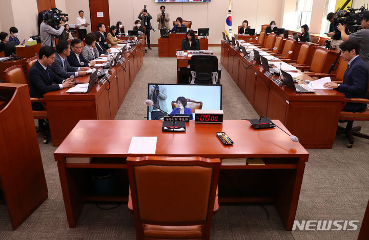 [서울=뉴시스] 이영환 기자 = 권인숙 국회 여성가족위원장이 6일 오전 서울 여의도 국회에서 열린 김행 여성가족부 장관 인사청문회에서 의사봉을 두드리며 정회를 선언하고 있다. 김행 후보자는 지난밤 인사청문회 도중 여당 의원들과 함께 퇴장했으며 권 위원장은 이날 자정까지 후보자를 기다린다며 정회를 선포했다. 2023.10.06. 20hwan@newsis.com