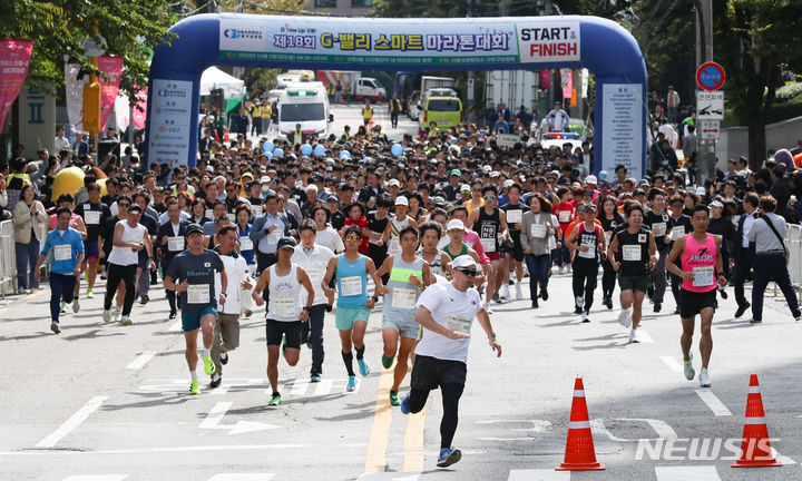 [서울=뉴시스] 황준선 기자 = 6일 오전 서울 구로구 마리오타워에서 열린 제18회 G-밸리 스마트 마라톤 대회에서 참가자들이 달리고 있다. 2023.10.06. hwang@newsis.com