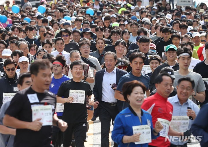 [서울=뉴시스] 황준선 기자 = 6일 오전 서울 구로구 마리오타워에서 열린 제18회 G-밸리 스마트 마라톤 대회에서 참가자들이 달리고 있다. 2023.10.06. hwang@newsis.com