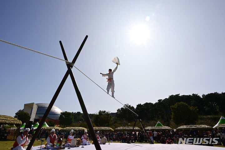 [안성=뉴시스] 김종택기자 = 안성맞춤 남사당 바우덕이축제가 개막한 6일 경기도 안성시 보개면 안성맞춤랜드에서 줄타기 공연이 진행되고 있다. 오는 9일까지 열리는 이번 축제는 '흥난다', '신난다', '모두다'를 슬로건으로 전통 공연과 현대가 어우러진 다채로운 공연이 펼쳐진다. 2023.10.06. jtk@newsis.com