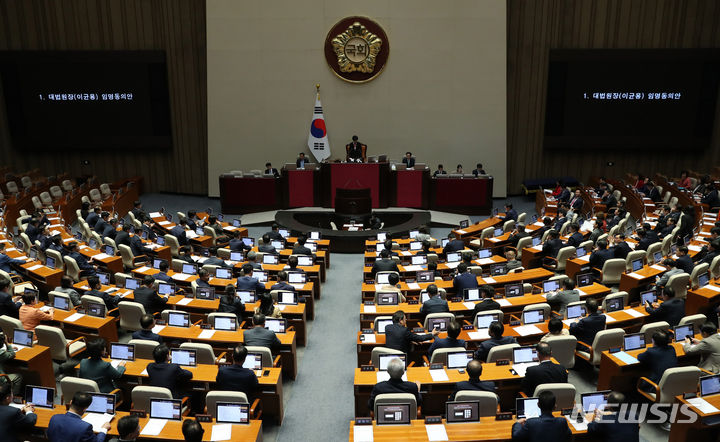 [서울=뉴시스] 이영환 기자 = 6일 오후 서울 여의도 국회 본회의장에서 열린 제410회국회(정기회) 제9차 본회의에서 이균용 대법원장 임명동의안이 상정되고 있다. 2023.10.06. 20hwan@newsis.com